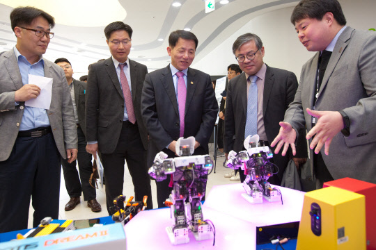 과학기술정보통신부와 한국과학창의재단이 30일 오전 서울 종로구 국립어린이과학관에서 개최한 '과학문화산업 혁신성장 전략 발표회'에서 이진규 과기정통부 제1차관(왼쪽 세번째), 최연구 과학창의재단 이사장 직무대행(네번째) 등 관계자들이 설명을 듣고 있다.    과기정통부 제공